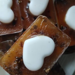 Czarne mydło z białym sercem