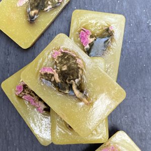 Dwustronne mydło z płatkami piwonii